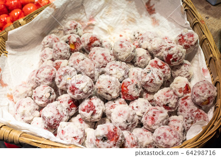 Coated ZaoZi red fruits in a basket 64298716