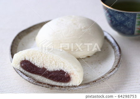 Half cut sake bun Half cut sake bun 64298753