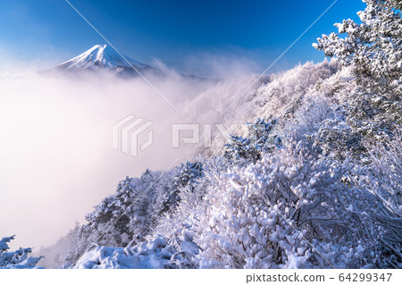《Yamanashi Prefecture》 Mt.Fuji and snowy landscape in the sea of clouds 64299347