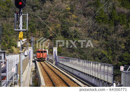 在葉部大橋上行駛的基哈47型柴油火車 64300771