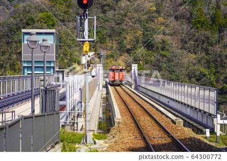 在葉部大橋上行駛的基哈47型柴油火車 64300772