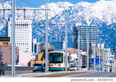 《富山縣》富山市容，電車和立山山脈 64300785