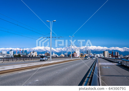 《Toyama Prefecture》Toyama cityscape, tram and Tateyama mountain range 《Toyama Prefecture》Toyama cityscape, tram and Tateyama mountain range 64300791