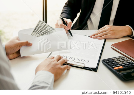 Entrepreneurs are signing a contract about 64301540