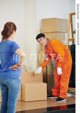 Mover asking onwer about cardboard box 64303408