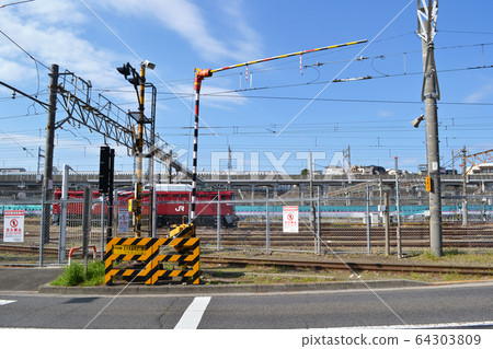 Tabata driver's office and Tokyo Shinkansen rolling stock center in front of the railroad crossing south of Oji Kaido 64303809