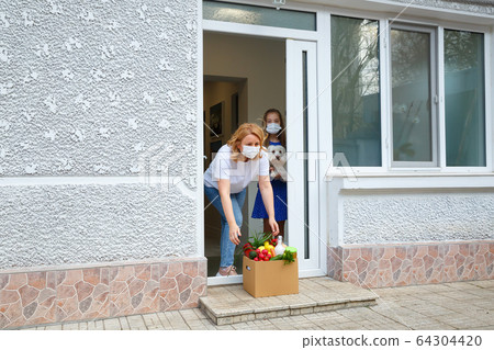 Taking food from the door when it is quarantine 64304420