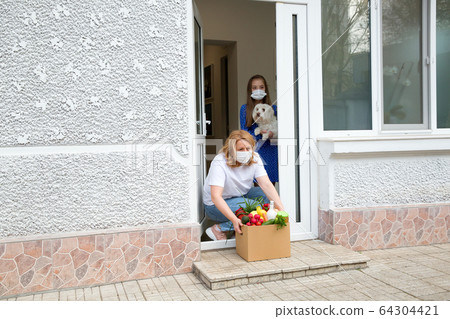 Quarantine or self isolated family receiving food to door 64304421