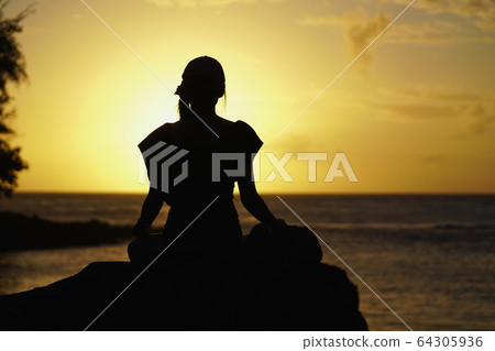 [夏威夷]瑜伽姿勢照片在日落時分在考艾島上冥想 64305936