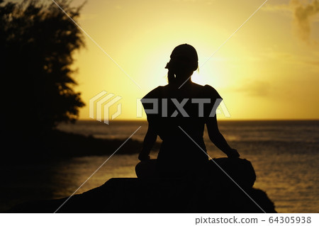 [夏威夷]考艾島日落時的冥想瑜伽姿勢 64305938