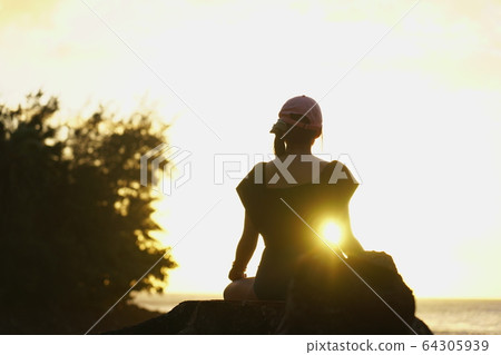 [Hawaii] Meditation yoga pose at Kauai sunset 64305939