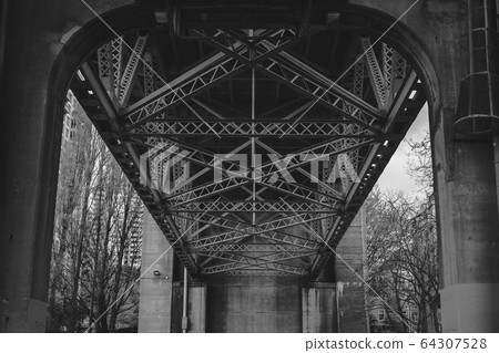 Under the bridge Under the bridge 64307528