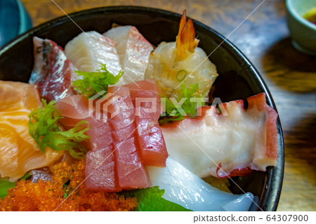 Miyazaki Seafood Rice Bowl Close-up Lettuce Roll Sushi Place Ippei Side 64307900