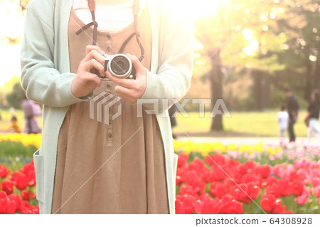 一個女人帶著照相機 64308928