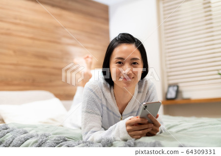A young lady (a smartphone) 64309331