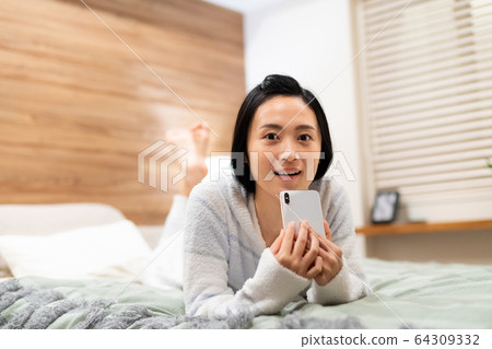 A young lady (a smartphone) 64309332