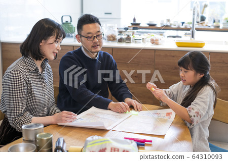 女兒試圖用自己的力量使應急物資的化學作用下降 64310093