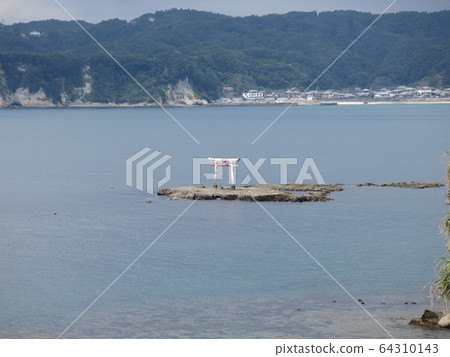 從勝浦市八w崎公園看的廣島紅鳥居 從勝浦市八w崎公園看的廣島紅鳥居 64310143