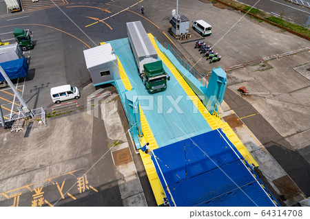 宮城縣仙台市仙台港渡輪碼頭トラックク停泊在渡輪上的卡車 64314708