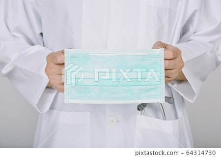 Doctor holding surgical face mask, Healthcare staff advice infected patient wearing protective mask 64314730