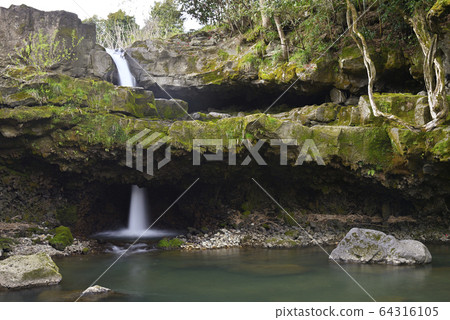 Two-stage waterfall (Mikata-gun, Hyogo Prefecture) 64316105