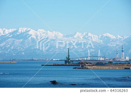 Shinminato Ohashi和Tateyama山脈 64316263