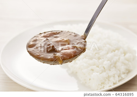 Orthodox Japanese curry rice (potatoes, carrots, onions, beef) 64316895