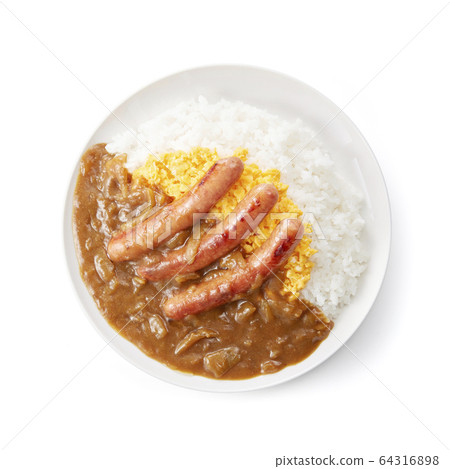 咖哩飯配香腸和炒雞蛋 64316898