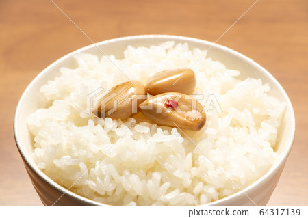 大蒜在米飯上的醬油中醃製。 大蒜在米飯上的醬油中醃製。 64317139