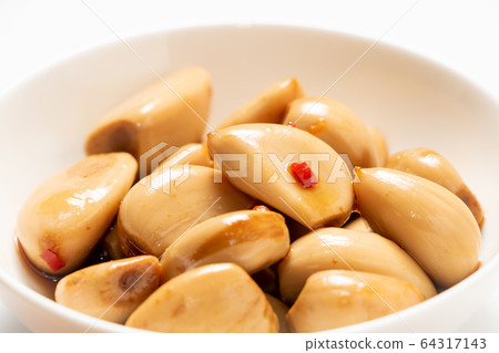大蒜在醬油中醃製。 大蒜在醬油中醃製。 64317143