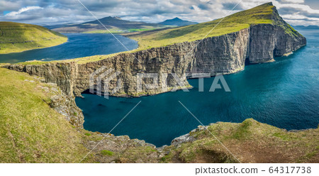 Sorvagsvatn lake over the ocean panorama, Faroe Islands 64317738