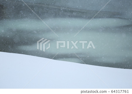 大湯沼降雪 64317761