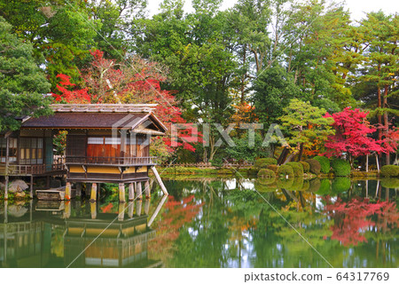 日本石川縣金澤市秋天的兼六園 64317769