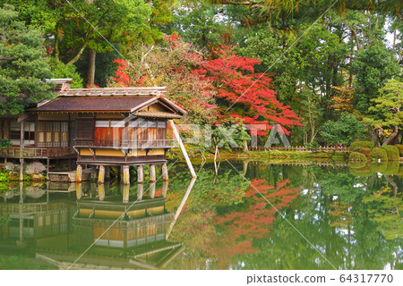 日本石川縣金澤市秋天的兼六園 64317770