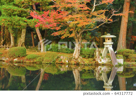 日本石川縣金澤市秋天的兼六園 64317772