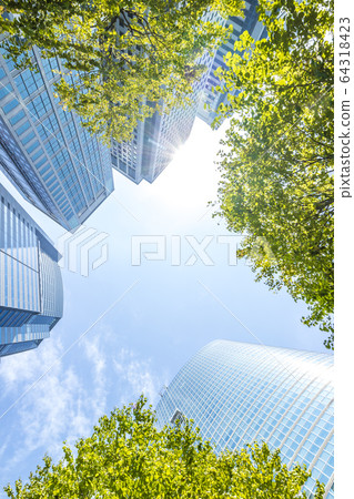 看摩天大樓的辦公室鎮的風景 看摩天大樓的辦公室鎮的風景 64318423