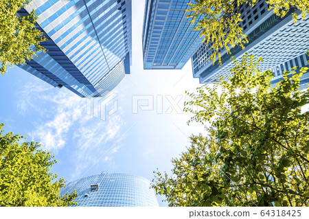 看摩天大樓的辦公室鎮的風景 看摩天大樓的辦公室鎮的風景 64318425