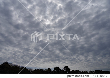 多雲的天空 64318867