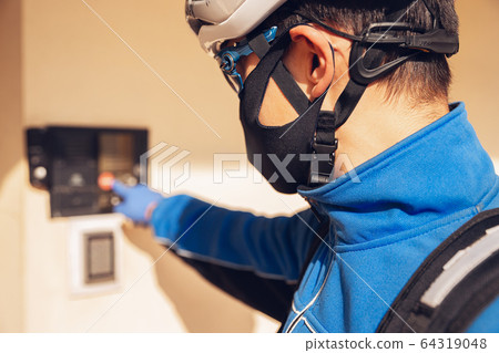 Contacless delivery service during quarantine. Man delivers food and shopping bags during isolation Contacless delivery service during quarantine. Man delivers food and shopping bags during isolation 64319048