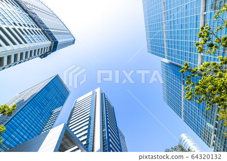 看摩天大樓的辦公室鎮的風景 看摩天大樓的辦公室鎮的風景 64320132