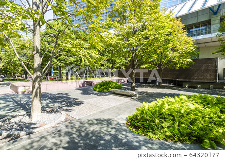 Terrace of green-rich office building 64320177
