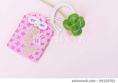 護身符和四葉三葉草 64320762