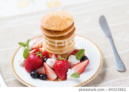 Pancake strawberry 64323862