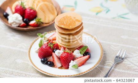 Pancake strawberry Pancake strawberry 64323867