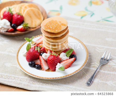 Pancake strawberry Pancake strawberry 64323868