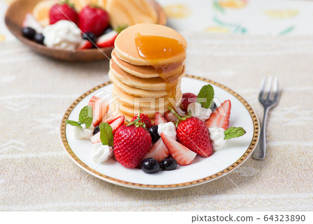 Pancake strawberry Pancake strawberry 64323890