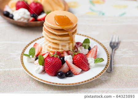 Pancake strawberry 64323893