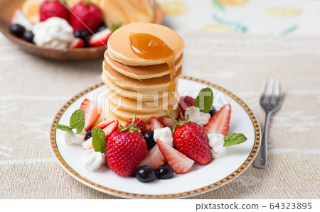 Pancake strawberry Pancake strawberry 64323895