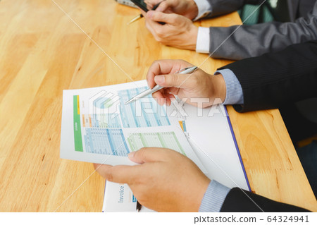 Business team meeting and discussing project plan. Business team meeting and discussing project plan. 64324941