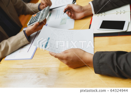 Business team meeting and discussing project plan. Business team meeting and discussing project plan. 64324944